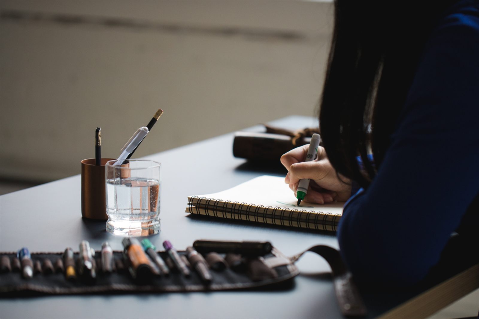 About me — Anaïs Leneau, French psychopractitioner and certified sophrologist (RNCP), warm hospitality and pouring tea symbolizing online therapy sessions in English and French, from Rueil-Malmaison and Aumale to anywhere in the world