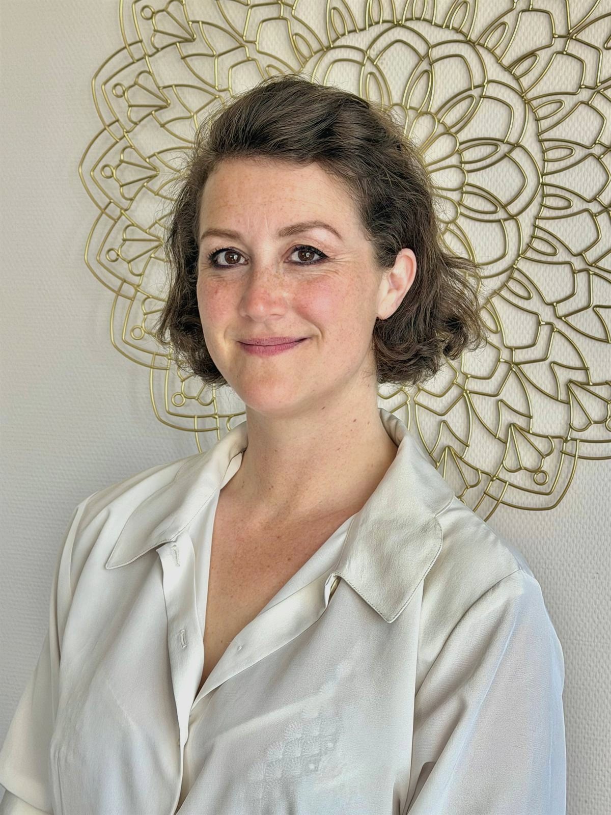 Portrait d'Anaïs Leneau, psychopraticienne et sophrologue certifiée RNCP, exerce à Rueil-Malmaison, Aumale et en ligne en français et en anglais