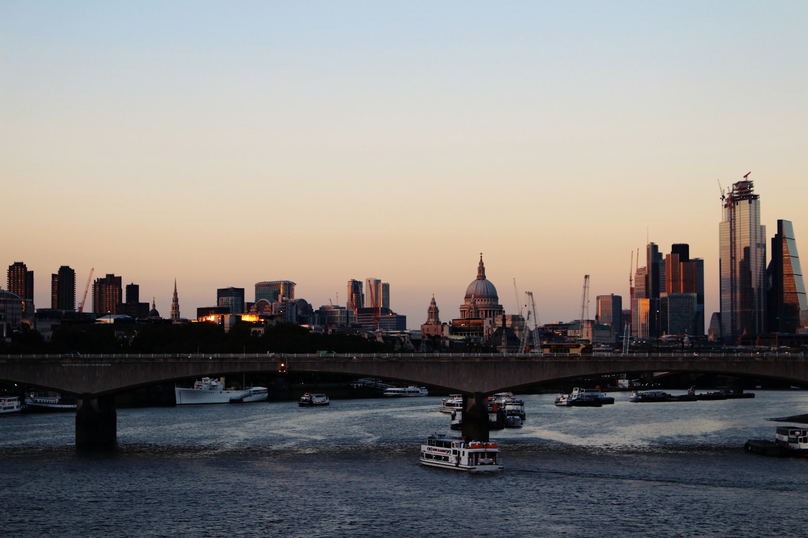 Huit ans à Londres à l'écoute des francophones à travers le monde : pont sur la Tamise au coucher du soleil, parcours d'Anaïs Leneau auprès des expatriés